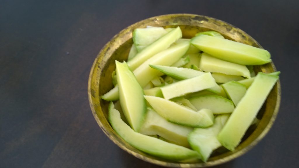 Raw mango slices