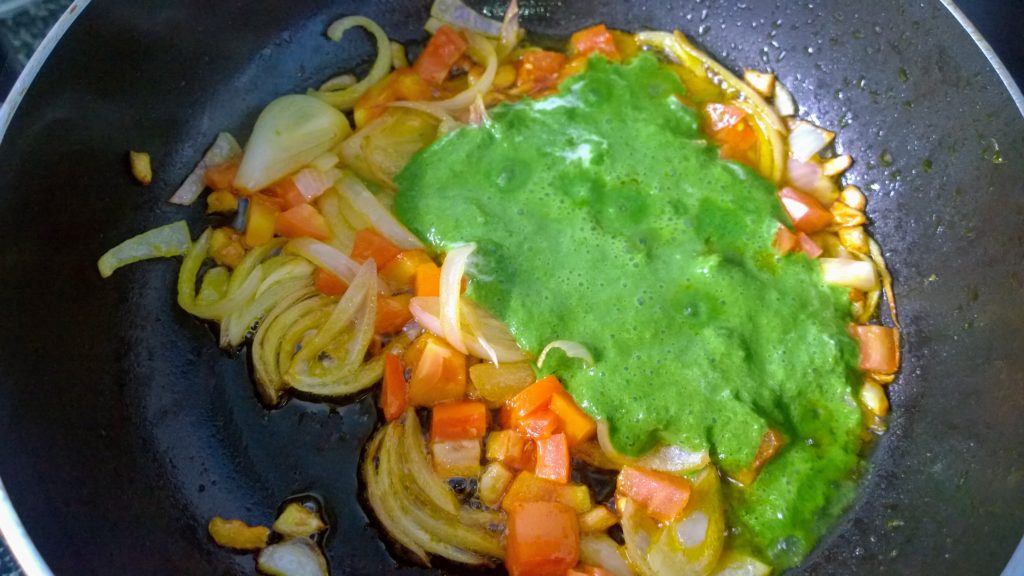 Spinach puree into fried garlic, onion and tomato
