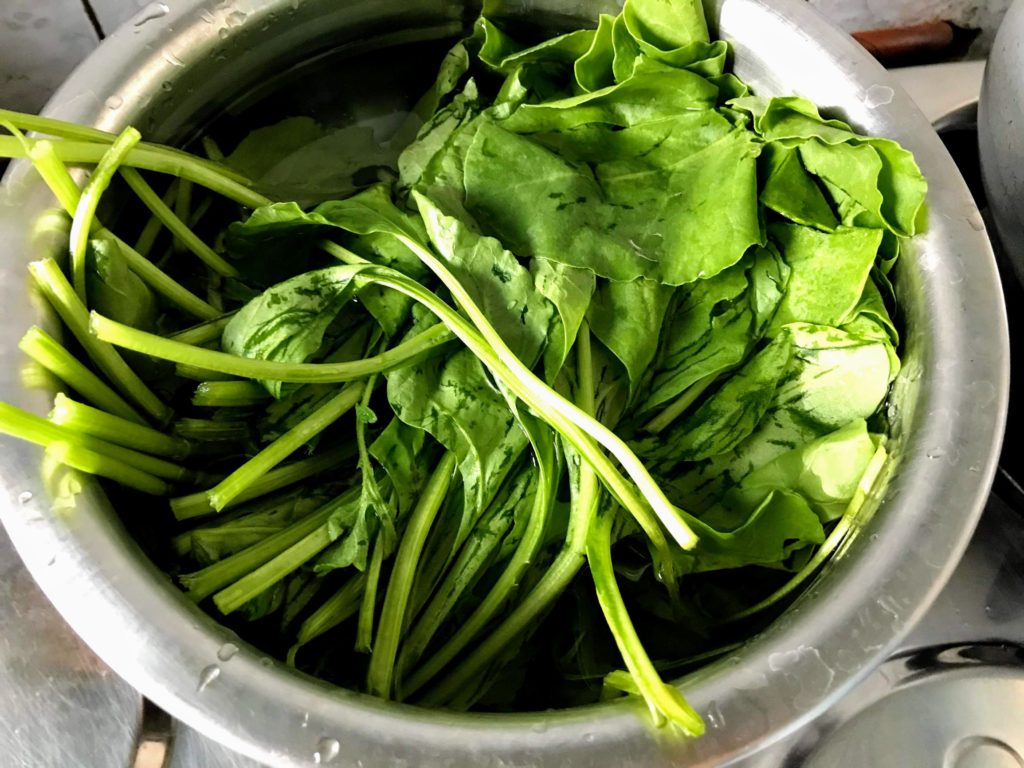 Blanching spinach leaves