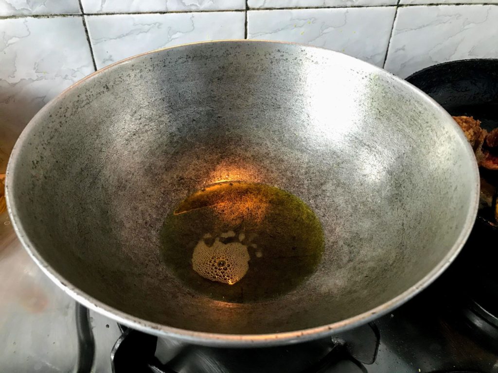 Heating oil in aluminium pan