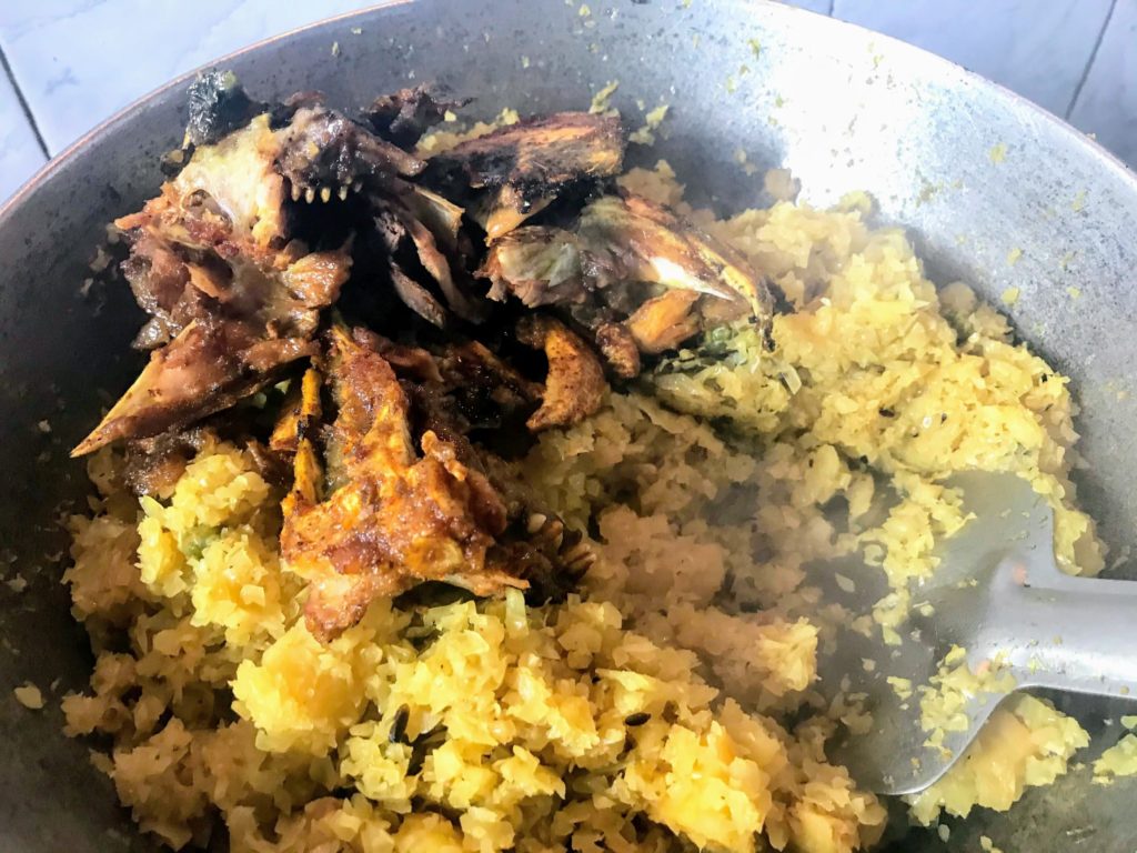 Fried fish head pieces into cabbage