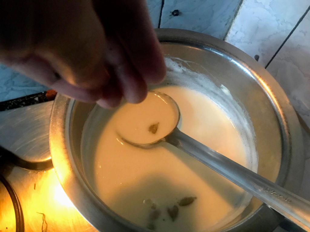Green cardamom to milk