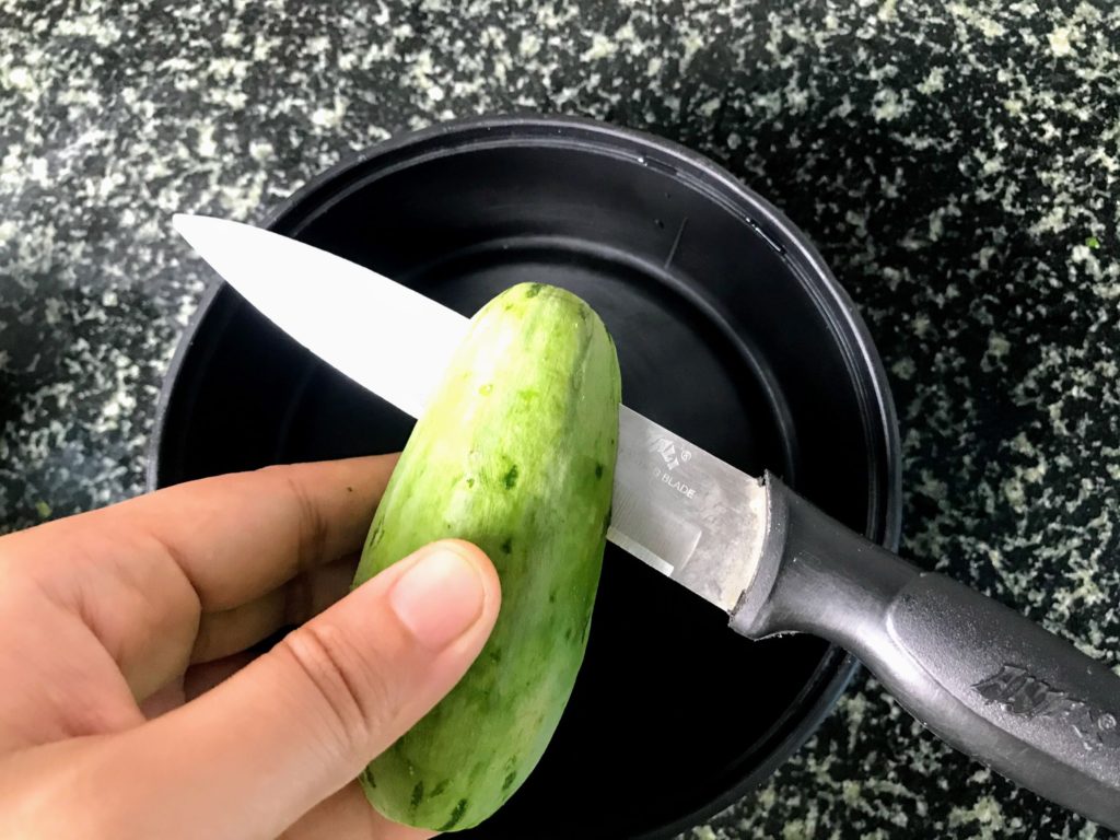 Slicing pointed gourds
