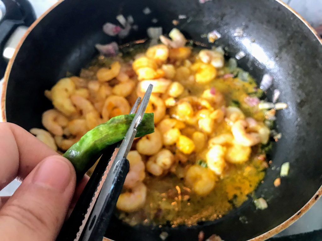 Chopping green chilli