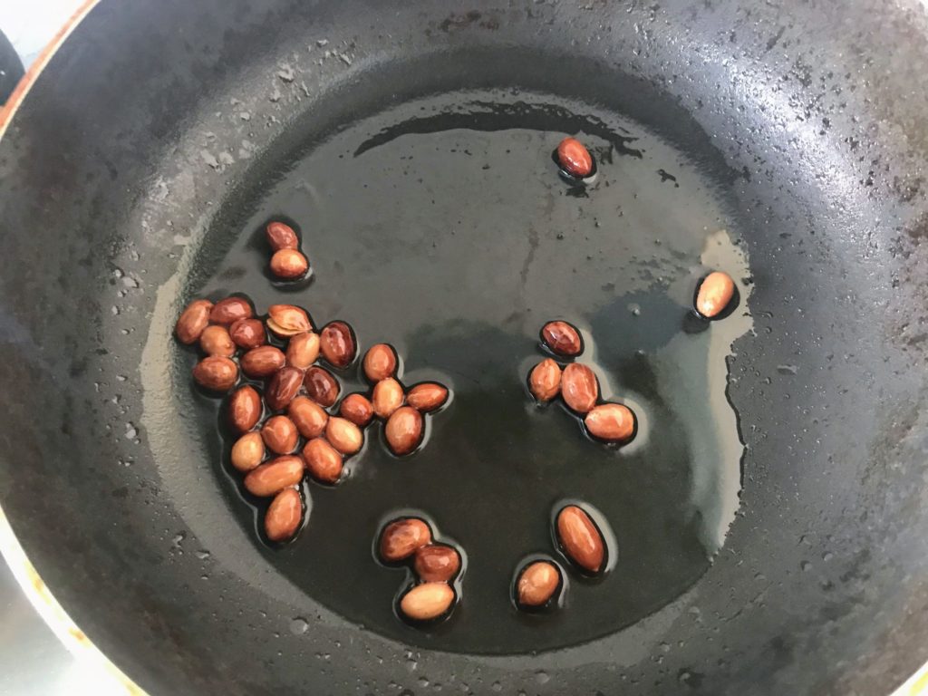 Frying peanutts