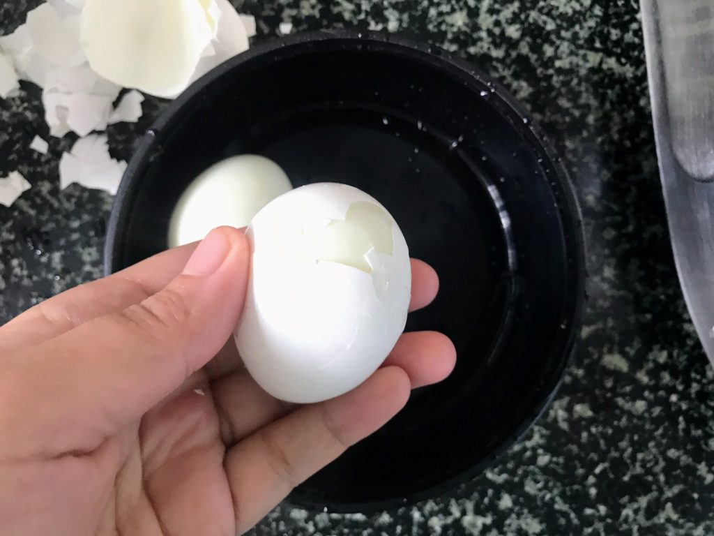Peeling eggs