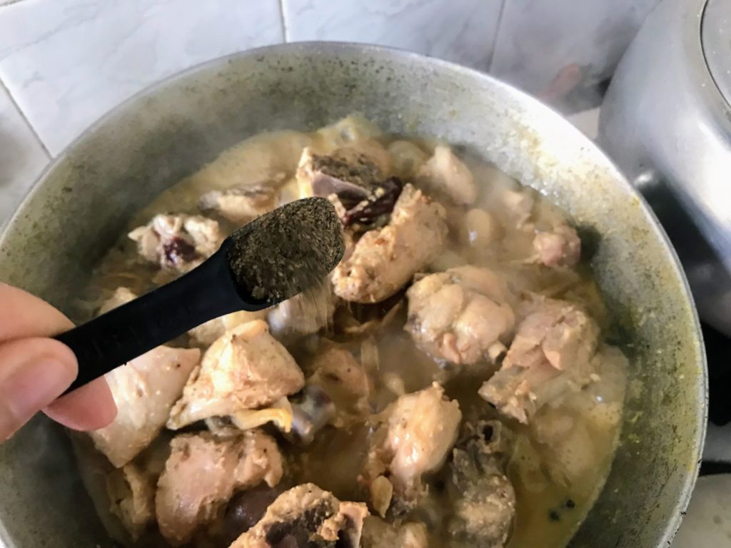 Adding pepper on chicken