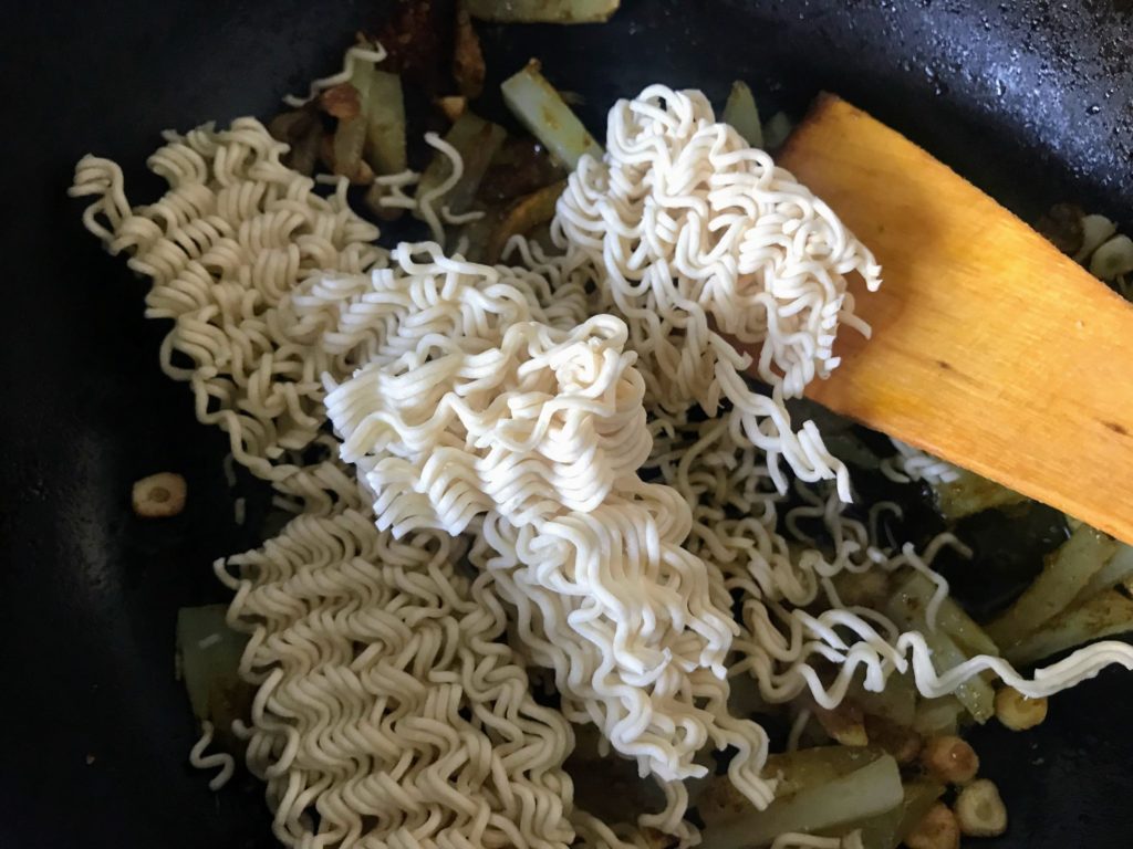 Breaking noodle block in a pan