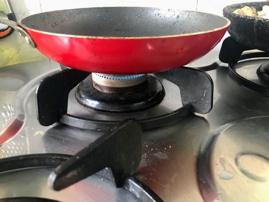 Heating skillet pan