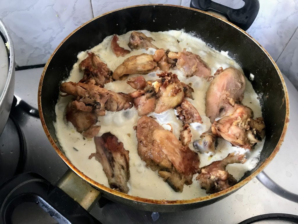 Crispy chicken pieces in white sauce