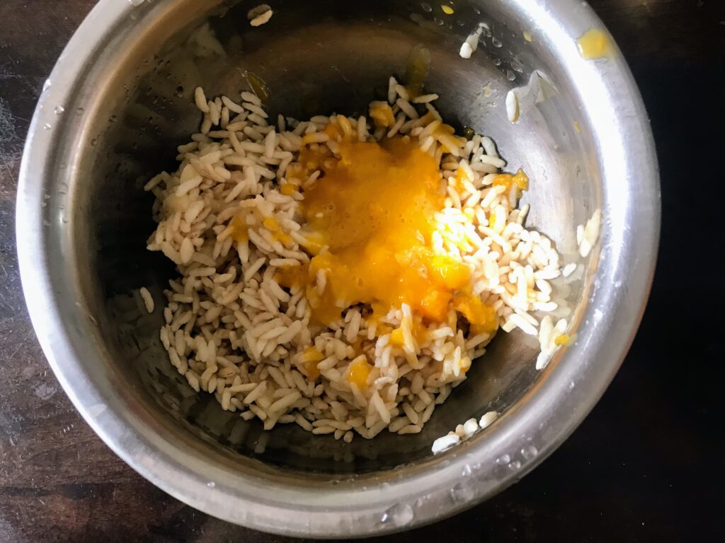 Mango pulp squeezed on puffed rice
